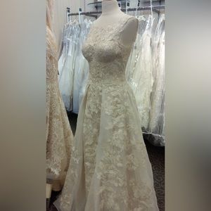 Brand new size 14 Oleg Cassini wedding gown